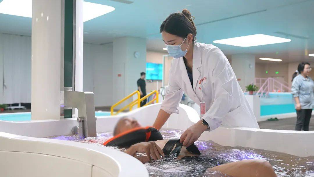没错！我们开始“卷”养老院了